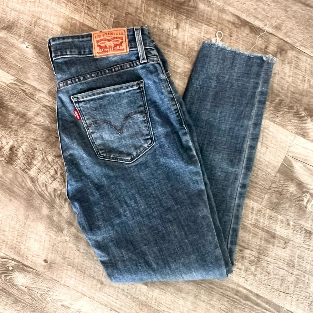 Levi’s 711 Skinny Distressed Ankle Length Jeans 28